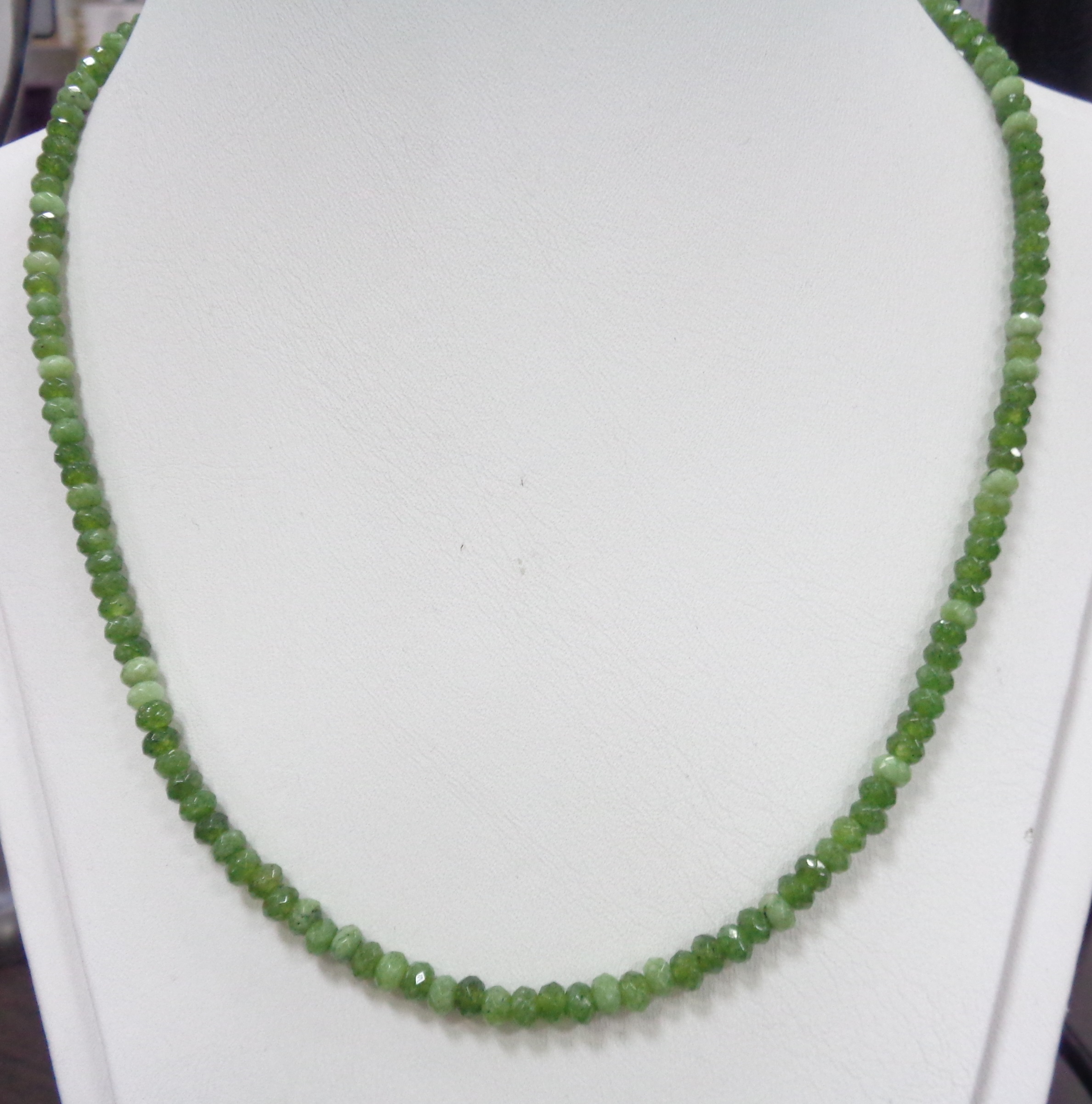 Бусы из зеленого кварца